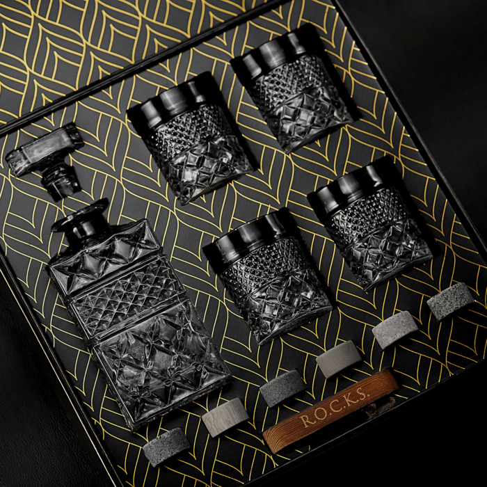 ROCKS™ Whiskey Decanter Geschenkset – 650 ml Karaffe, 2 Kristallgläser & 6 Granit Kühlsteine