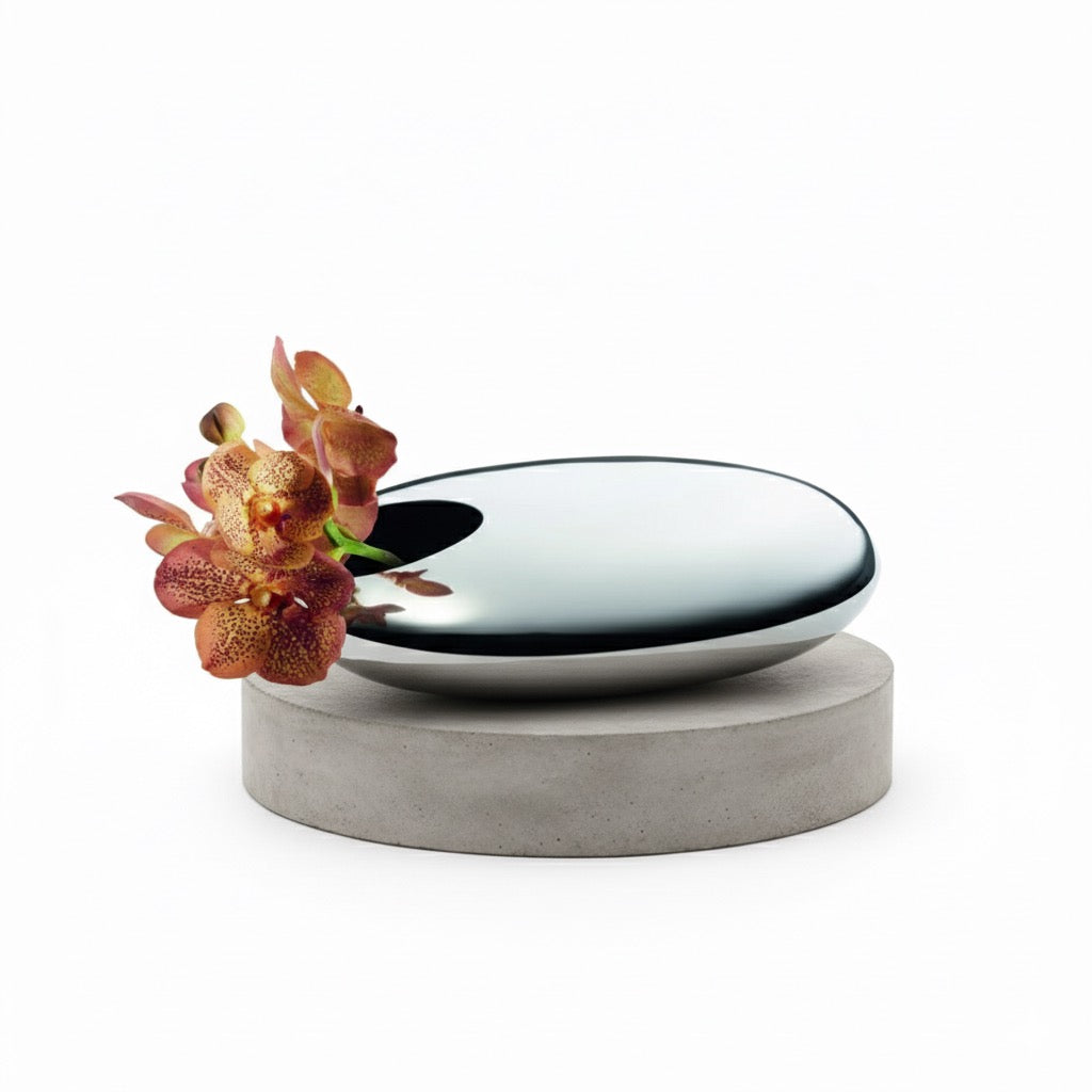 ELIA Vase mit Lederständer – Designvase aus Edelstahl, vertikal & horizontal einsetzbar