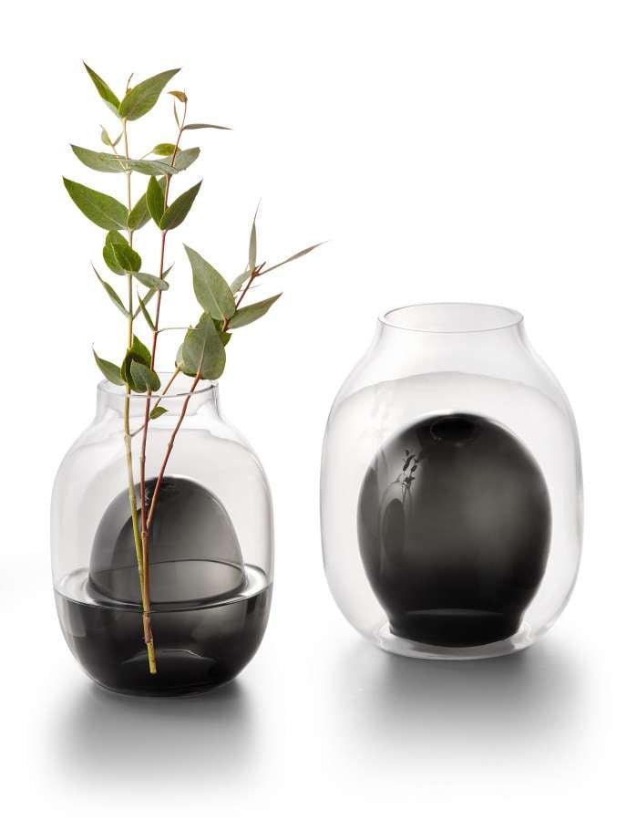 Louisa Vase S als stilvoller Blickfang im Regal