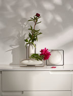 FLOAT Vase – Rund, freischwebende Porzellanvase im pulverbeschichteten Stahlrahmen, 18x7x17 cm