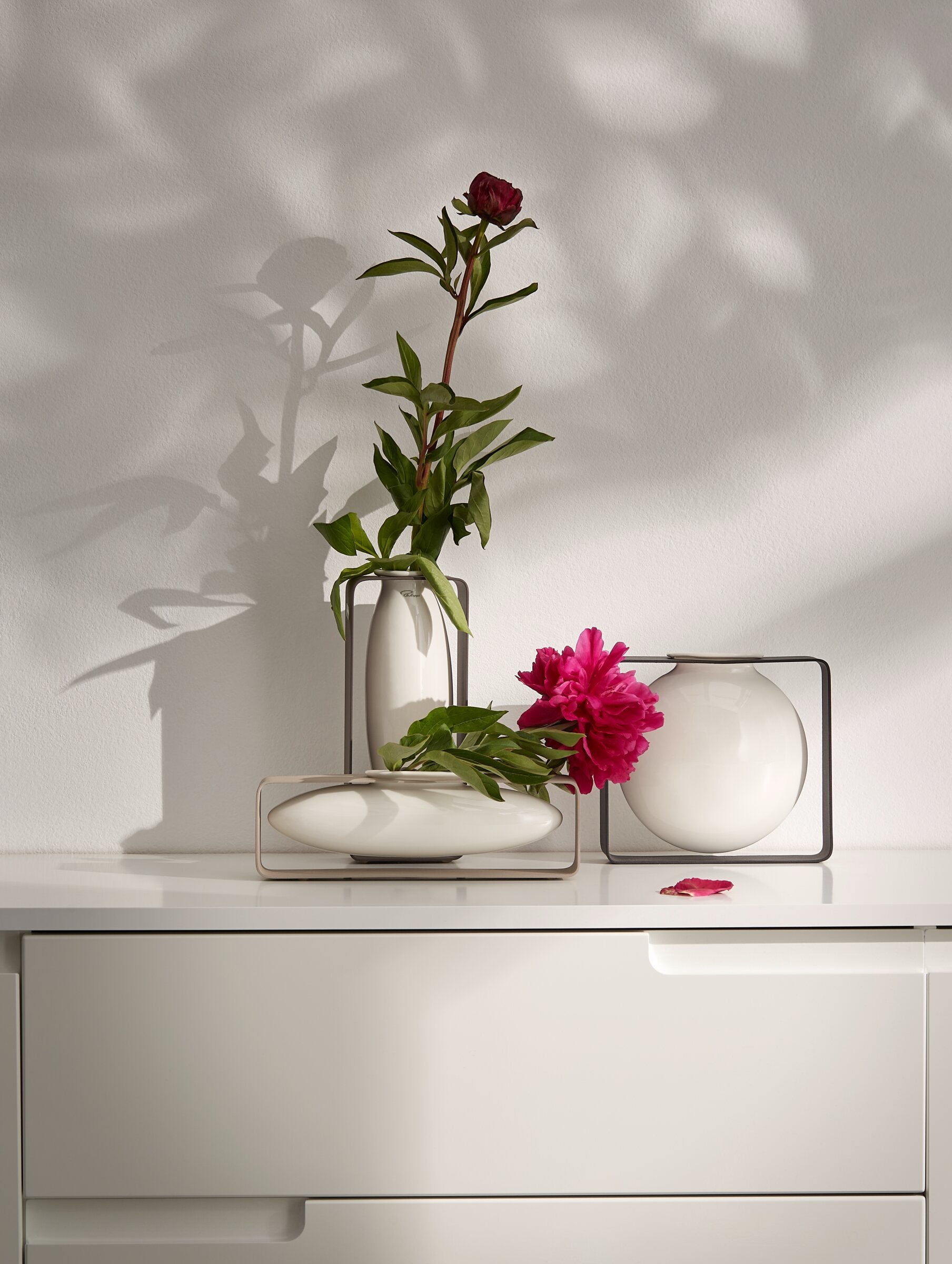 FLOAT Vase – Rund, freischwebende Porzellanvase im pulverbeschichteten Stahlrahmen, 18x7x17 cm