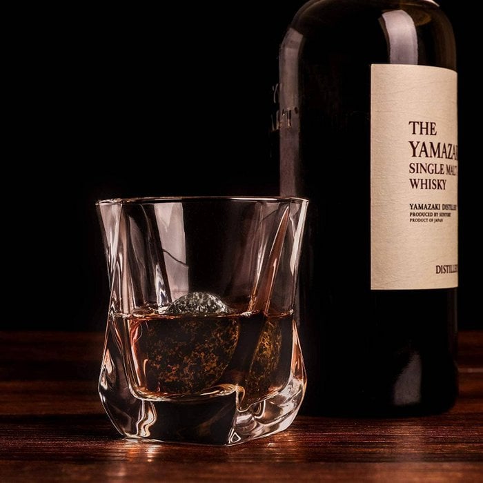 ROCKS Connoisseur’s Whiskey Geschenkset – Twist Kristallgläser & 6 Granit Kühlsteine in Goldfolien-Box