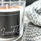 Duftkerze „Ich bin hier die hellste Leuchte“ – Mandarine & Sandelholz, Rapswachs, Glas mit Holzdeckel