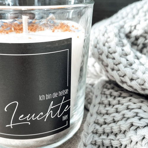 Duftkerze „Ich bin hier die hellste Leuchte“ – Mandarine & Sandelholz, Rapswachs, Glas mit Holzdeckel