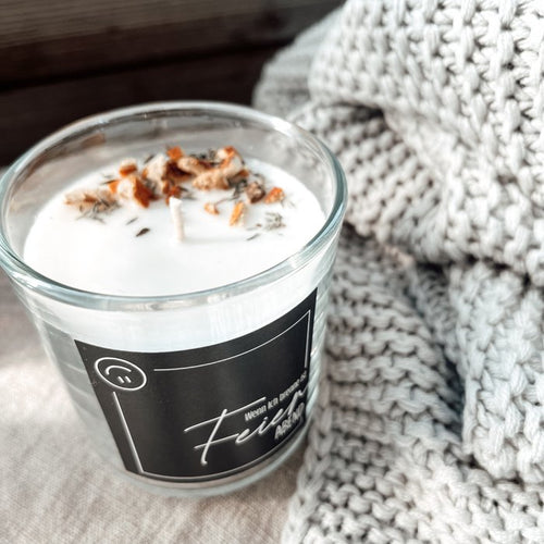 Duftkerze „Wenn ich brenne, ist Feierabend“ – Orange & Thymian, Rapswachs, Glas mit Holzdeckel