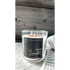 Duftkerze „Ich bin hier die hellste Leuchte“ – Mandarine & Sandelholz, Rapswachs, Glas mit Holzdeckel