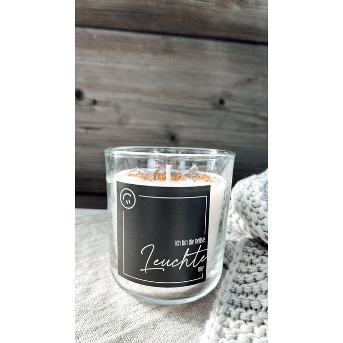 Duftkerze „Ich bin hier die hellste Leuchte“ – Mandarine & Sandelholz, Rapswachs, Glas mit Holzdeckel