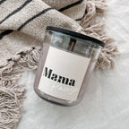 Duftkerze „Mama Pause“ – Zirbe, Rapswachs, Glas mit Holzdeckel