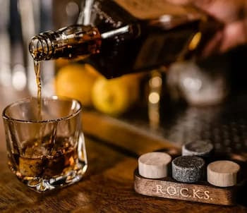 Whiskey Kühlsteine aus Naturgranit – Rundes 6er‑Set in Premium‑Geschenkbox