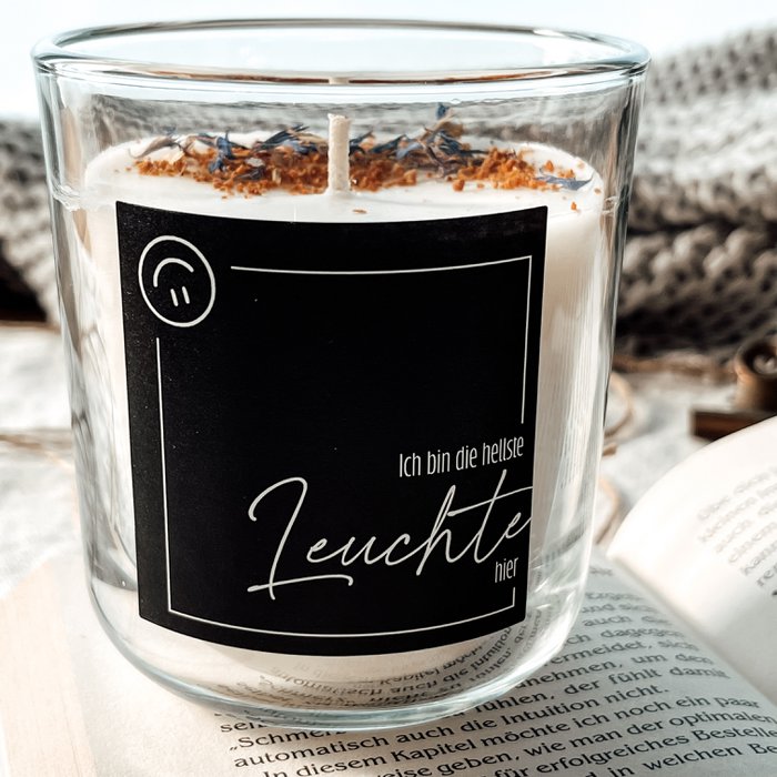 Duftkerze „Ich bin hier die hellste Leuchte“ – Mandarine & Sandelholz, Rapswachs, Glas mit Holzdeckel