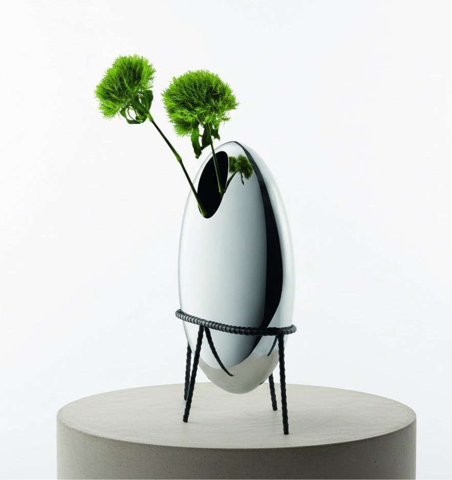 ELIA Vase mit Lederständer – Designvase aus Edelstahl, vertikal & horizontal einsetzbar