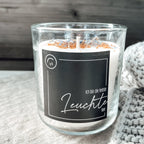 Duftkerze „Ich bin hier die hellste Leuchte“ – Mandarine & Sandelholz, Rapswachs, Glas mit Holzdeckel