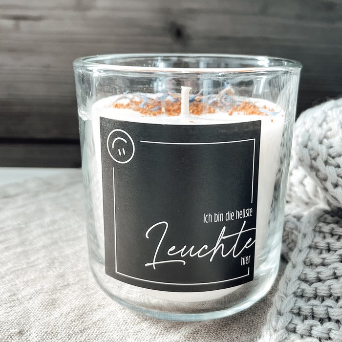 Duftkerze „Ich bin hier die hellste Leuchte“ – Mandarine & Sandelholz, Rapswachs, Glas mit Holzdeckel