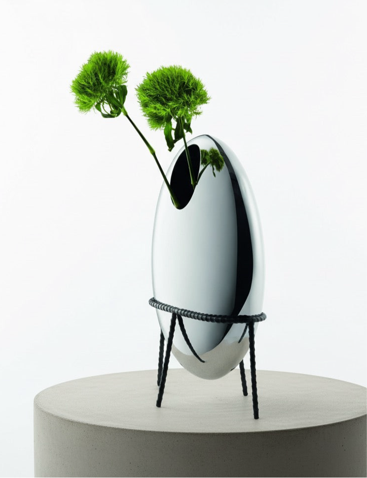 ELIA Vase mit Lederständer – Designvase aus Edelstahl, vertikal & horizontal einsetzbar