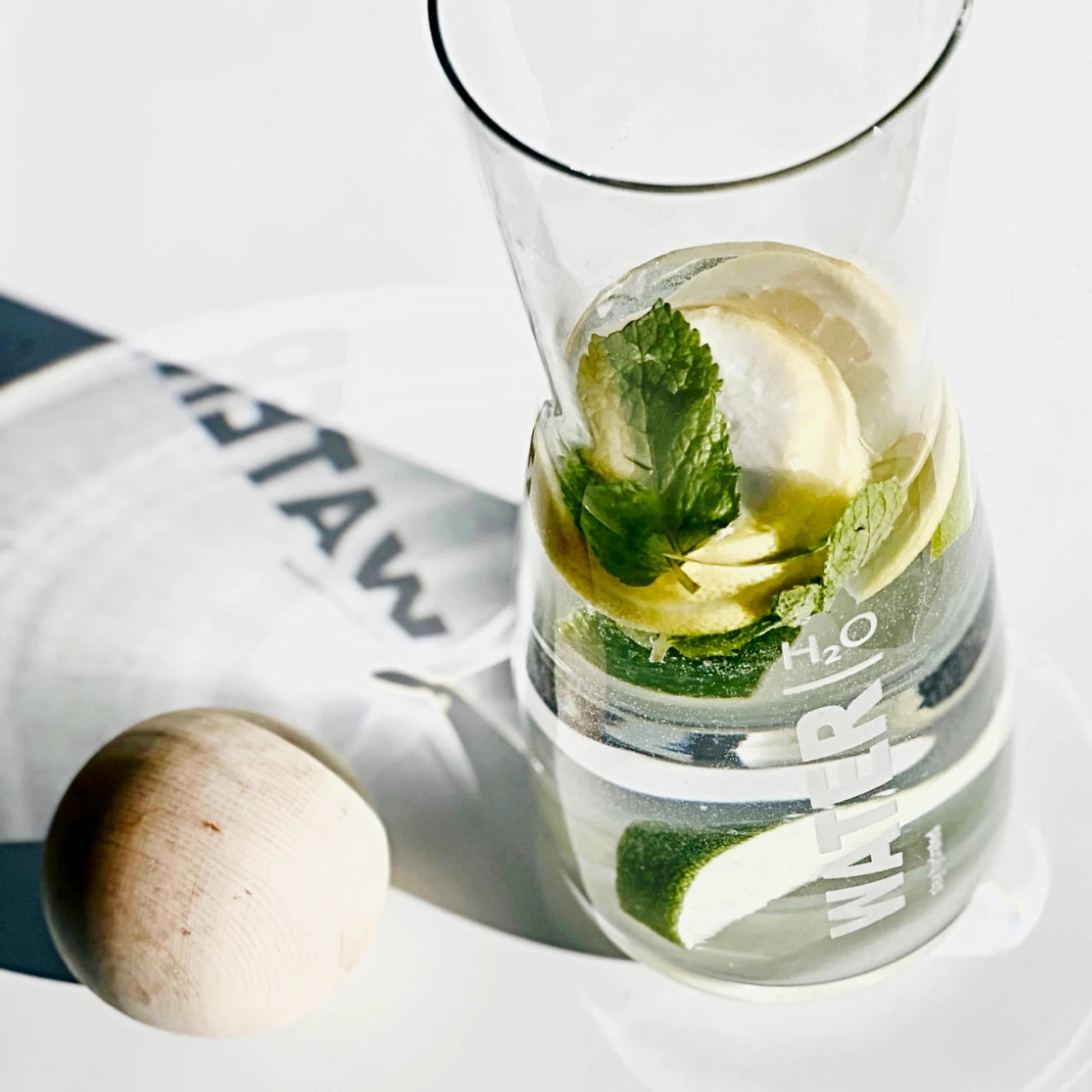 Glaskaraffe 1 L mit Gravur & Zirbenholzkugel – Edler Wasserkaraffe mit Naturverschluss | Handmade in Austria