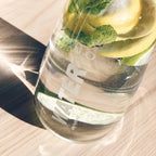 Glaskaraffe 1 L mit Gravur & Zirbenholzkugel – Edler Wasserkaraffe mit Naturverschluss | Handmade in Austria