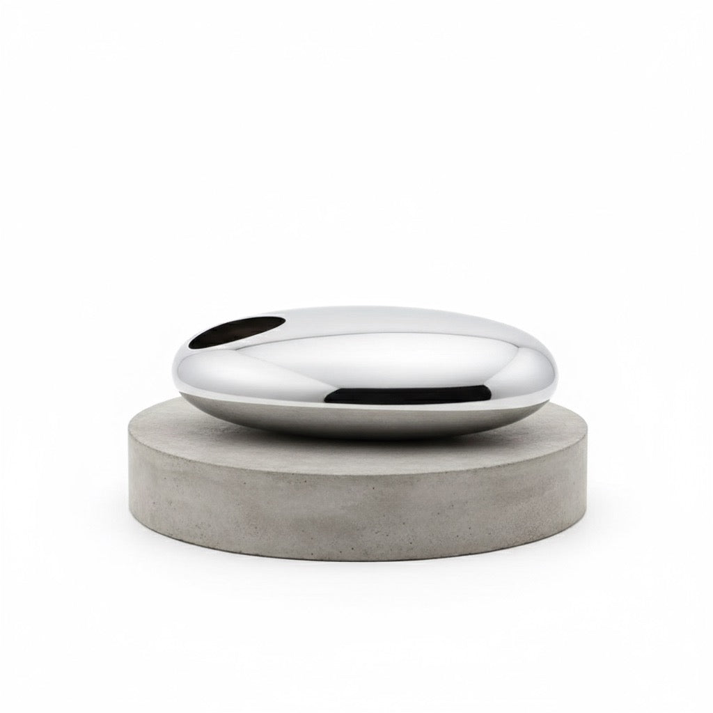 ELIA Vase mit Lederständer – Designvase aus Edelstahl, vertikal & horizontal einsetzbar