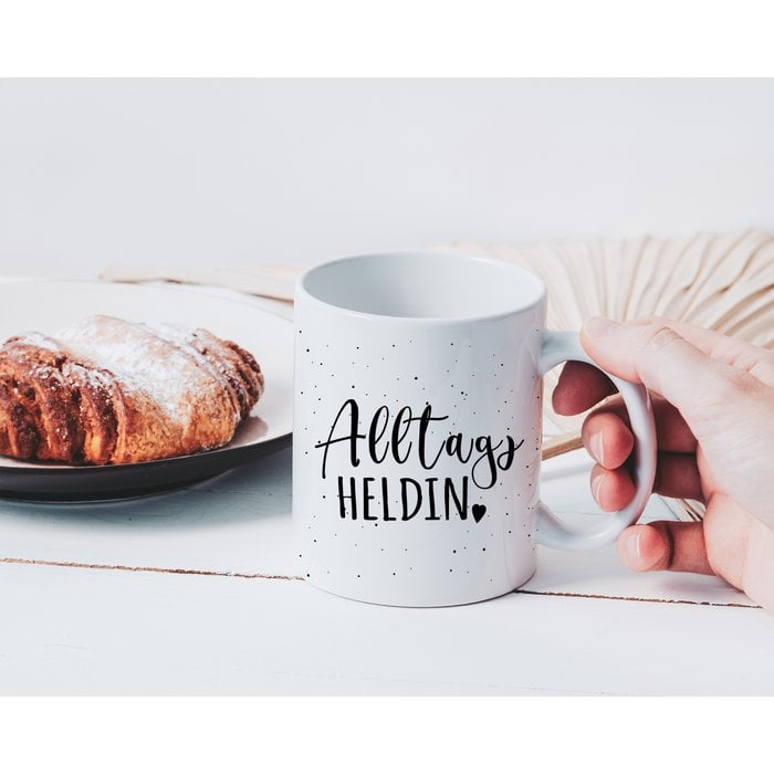 Keramiktasse „Alltagsheldin“ – Geschenk-Tasse für Mama, Freundin & Frau (330 ml, beidseitig bedruckt)