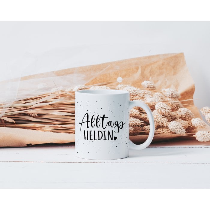 Keramiktasse „Alltagsheldin“ – Geschenk-Tasse für Mama, Freundin & Frau (330 ml, beidseitig bedruckt)