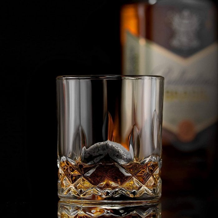 ROCKS Connoisseur’s Whiskey Geschenkset – Twist Kristallgläser & 6 Granit Kühlsteine in Goldfolien-Box