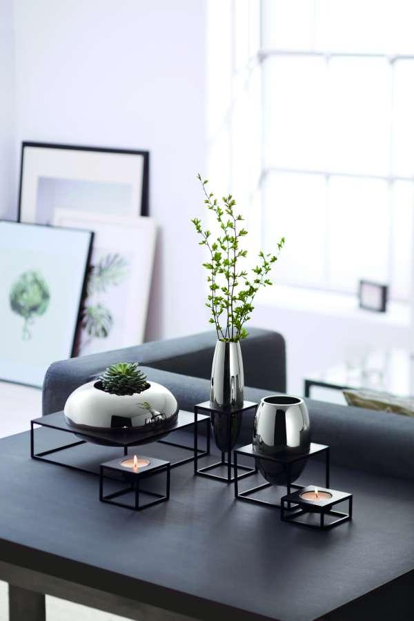 Moderne Glasvase in geometrischem Ständer